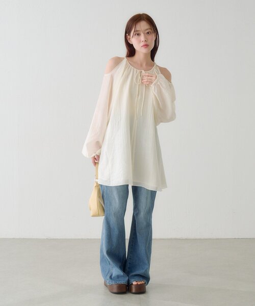 Kastane（カスタネ）の「【S.Lサイズ展開】カットアウトブラウス（シャツ/ブラウス・レディース・アイボリー/ブラック・SMALL/LARGE）」の17枚目の写真