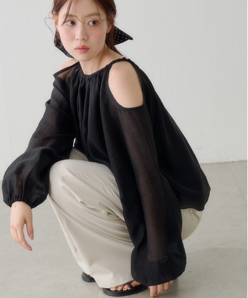 Kastane（カスタネ）の「【S.Lサイズ展開】カットアウトブラウス（シャツ/ブラウス・レディース・アイボリー/ブラック・SMALL/LARGE）」の2枚目の写真
