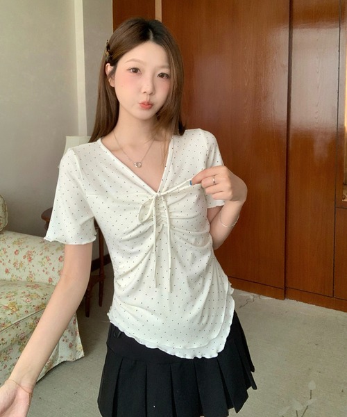 LAFFMO(ラフモ)の「ドット柄ギャザーVネック半袖カットソー(Tシャツ/カットソー・レディース・グレー/ベージュ・XL/L)」の6枚目の写真