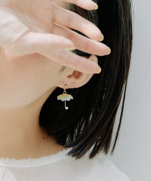 ear PAPILLONNER（イアパピヨネ）の「《WEB限定》)踊るアンブレラピアス（ピアス（両耳用）・レディース・バイオレット/レモンイエロー/ブルー系その他・FREE）」の4枚目の写真