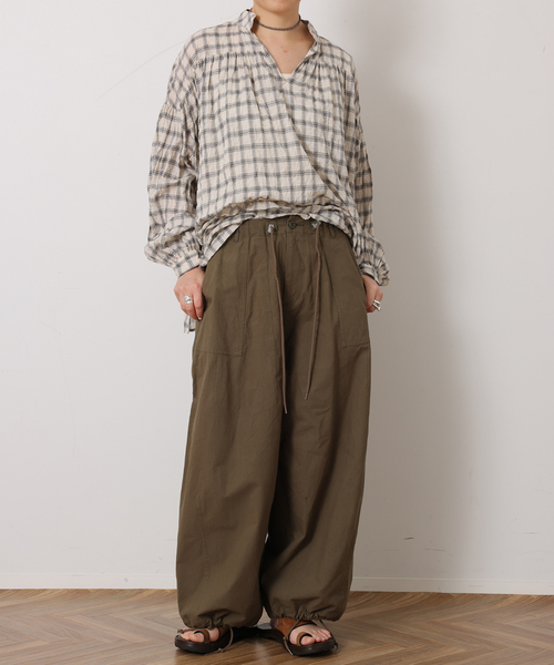 JOURNAL STANDARD LUXE(ジャーナルスタンダード ラックス)の「バフワッシャー ベイカーパンツ(その他パンツ・レディース・カーキ/ホワイト・SMALL/MEDIUM)」の9枚目の写真