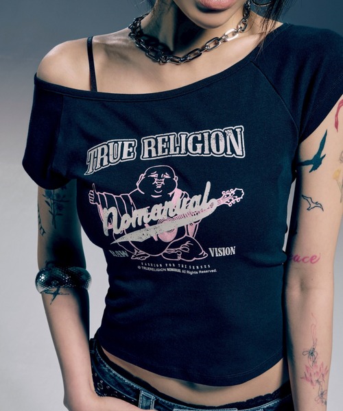 NOMANUAL（NOMANUAL）の「【NOMANUAL×TRUE RELIGION】NO RELIGION ONE SHOULDER TOP / 【ノーマニュアル×トゥルーレリジョン】ノーレリジョングラフィックプリントワンショルダー半袖Tシャツ（Tシャツ/カットソー・レディース・カーキ/ブラック・M/S）」の2枚目の写真