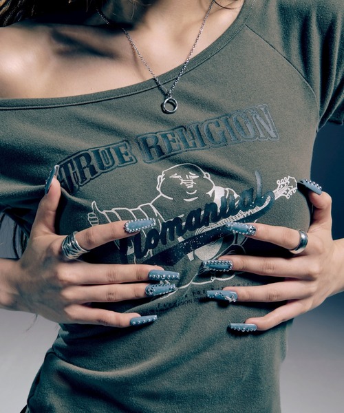NOMANUAL（NOMANUAL）の「【NOMANUAL×TRUE RELIGION】NO RELIGION ONE SHOULDER TOP / 【ノーマニュアル×トゥルーレリジョン】ノーレリジョングラフィックプリントワンショルダー半袖Tシャツ（Tシャツ/カットソー・レディース・カーキ/ブラック・M/S）」の17枚目の写真