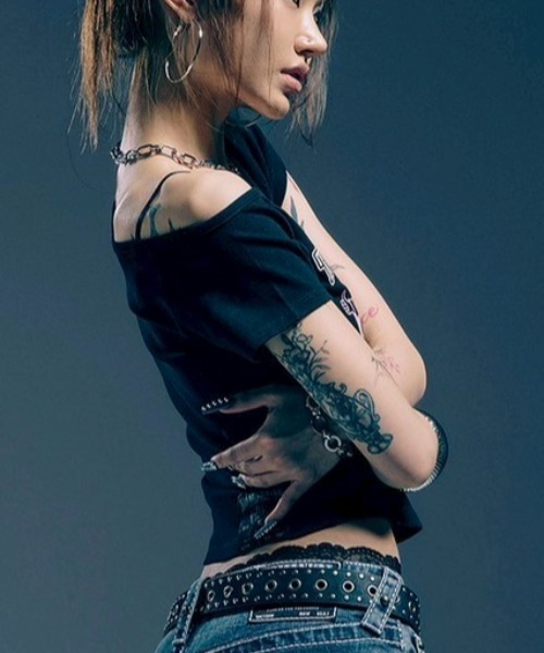NOMANUAL（NOMANUAL）の「【NOMANUAL×TRUE RELIGION】NO RELIGION ONE SHOULDER TOP / 【ノーマニュアル×トゥルーレリジョン】ノーレリジョングラフィックプリントワンショルダー半袖Tシャツ（Tシャツ/カットソー・レディース・カーキ/ブラック・M/S）」の6枚目の写真