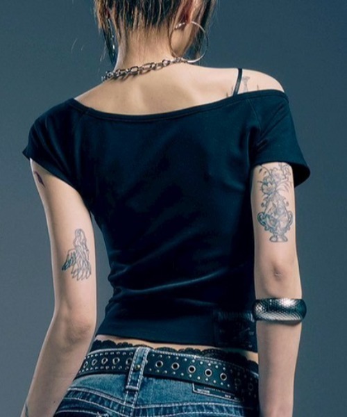 NOMANUAL（NOMANUAL）の「【NOMANUAL×TRUE RELIGION】NO RELIGION ONE SHOULDER TOP / 【ノーマニュアル×トゥルーレリジョン】ノーレリジョングラフィックプリントワンショルダー半袖Tシャツ（Tシャツ/カットソー・レディース・カーキ/ブラック・M/S）」の7枚目の写真