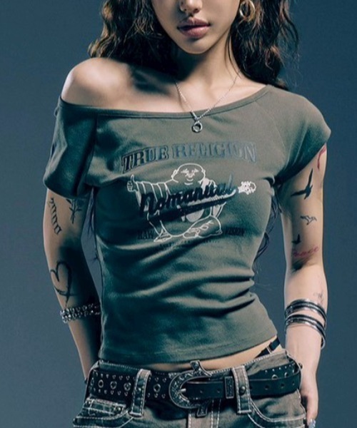 NOMANUAL（NOMANUAL）の「【NOMANUAL×TRUE RELIGION】NO RELIGION ONE SHOULDER TOP / 【ノーマニュアル×トゥルーレリジョン】ノーレリジョングラフィックプリントワンショルダー半袖Tシャツ（Tシャツ/カットソー・レディース・カーキ/ブラック・M/S）」の14枚目の写真