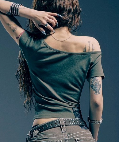 NOMANUAL（NOMANUAL）の「【NOMANUAL×TRUE RELIGION】NO RELIGION ONE SHOULDER TOP / 【ノーマニュアル×トゥルーレリジョン】ノーレリジョングラフィックプリントワンショルダー半袖Tシャツ（Tシャツ/カットソー・レディース・カーキ/ブラック・M/S）」の16枚目の写真