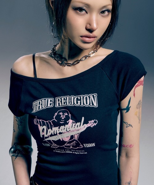 NOMANUAL（NOMANUAL）の「【NOMANUAL×TRUE RELIGION】NO RELIGION ONE SHOULDER TOP / 【ノーマニュアル×トゥルーレリジョン】ノーレリジョングラフィックプリントワンショルダー半袖Tシャツ（Tシャツ/カットソー・レディース・カーキ/ブラック・M/S）」の4枚目の写真