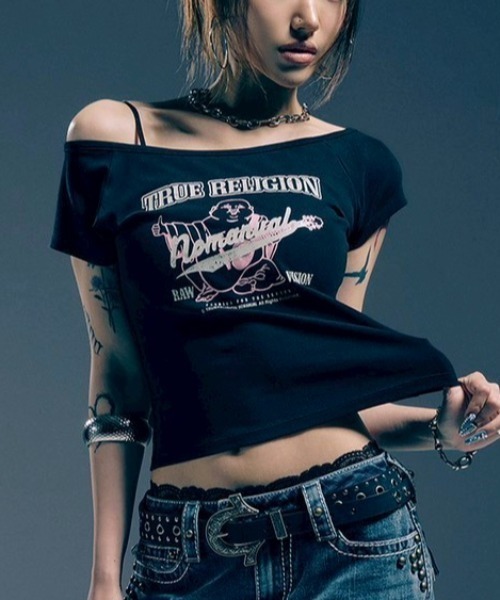 NOMANUAL（NOMANUAL）の「【NOMANUAL×TRUE RELIGION】NO RELIGION ONE SHOULDER TOP / 【ノーマニュアル×トゥルーレリジョン】ノーレリジョングラフィックプリントワンショルダー半袖Tシャツ（Tシャツ/カットソー・レディース・カーキ/ブラック・M/S）」の5枚目の写真