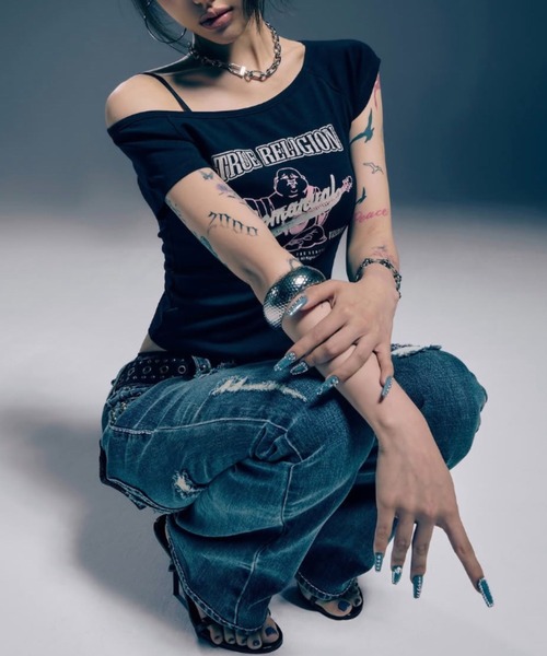 NOMANUAL（NOMANUAL）の「【NOMANUAL×TRUE RELIGION】NO RELIGION ONE SHOULDER TOP / 【ノーマニュアル×トゥルーレリジョン】ノーレリジョングラフィックプリントワンショルダー半袖Tシャツ（Tシャツ/カットソー・レディース・カーキ/ブラック・M/S）」の3枚目の写真