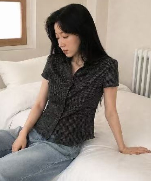 Achic(アシック)の「ギンガムチェックコンパクト半袖シャツ(Tシャツ/カットソー・レディース・ホワイト/ブラック/ベージュ・M)」の6枚目の写真