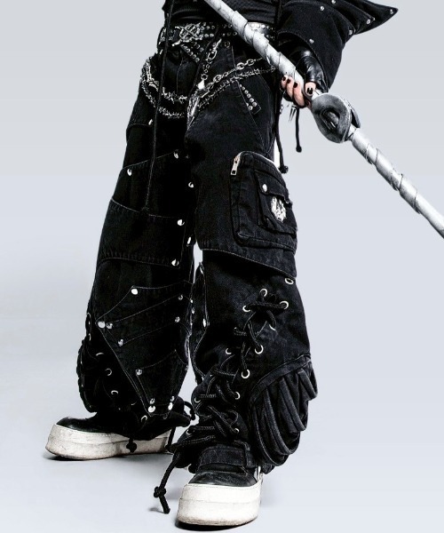 UNIZ(ユニズ)の「【UNIZ】Dragon Slayer Hood Pants / 【ユニズ】ドラゴンレースアップパッチワークデニムカーゴパンツ(デニムパンツ・メンズ・ブラック・01/00)」の1枚目の写真