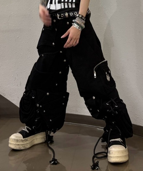 UNIZ(ユニズ)の「【UNIZ】Dragon Slayer Hood Pants / 【ユニズ】ドラゴンレースアップパッチワークデニムカーゴパンツ(デニムパンツ・メンズ・ブラック・01/00)」の6枚目の写真