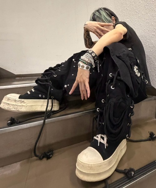 UNIZ(ユニズ)の「【UNIZ】Dragon Slayer Hood Pants / 【ユニズ】ドラゴンレースアップパッチワークデニムカーゴパンツ(デニムパンツ・メンズ・ブラック・01/00)」の12枚目の写真
