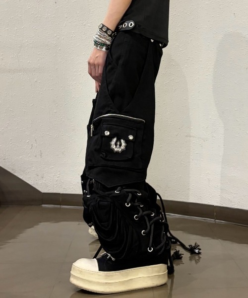 UNIZ(ユニズ)の「【UNIZ】Dragon Slayer Hood Pants / 【ユニズ】ドラゴンレースアップパッチワークデニムカーゴパンツ(デニムパンツ・メンズ・ブラック・01/00)」の10枚目の写真