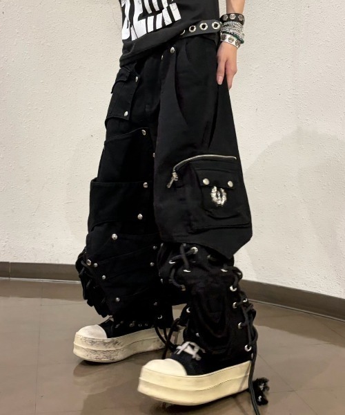 UNIZ(ユニズ)の「【UNIZ】Dragon Slayer Hood Pants / 【ユニズ】ドラゴンレースアップパッチワークデニムカーゴパンツ(デニムパンツ・メンズ・ブラック・01/00)」の8枚目の写真