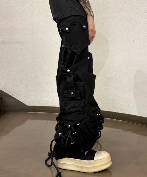 UNIZ(ユニズ)の「【UNIZ】Dragon Slayer Hood Pants / 【ユニズ】ドラゴンレースアップパッチワークデニムカーゴパンツ(デニムパンツ・メンズ・ブラック・01/00)」の9枚目の写真