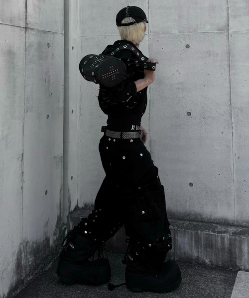 UNIZ(ユニズ)の「【UNIZ】Dragon Slayer Hood Pants / 【ユニズ】ドラゴンレースアップパッチワークデニムカーゴパンツ(デニムパンツ・メンズ・ブラック・01/00)」の4枚目の写真