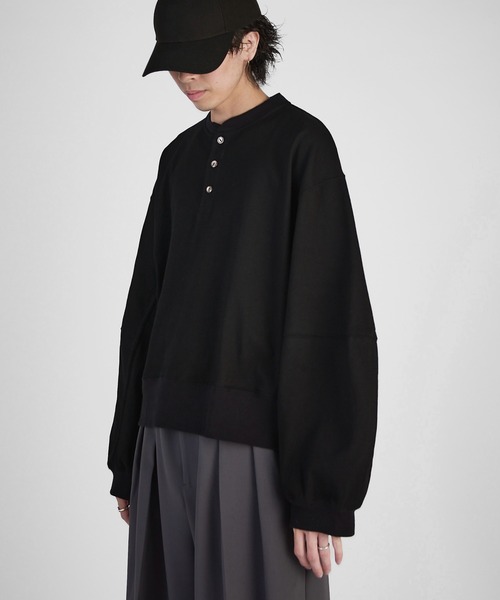 Lui's(ルイス)の「【Neucon】WIDE-SLEEVE HENLRY-NECK BIG TEE / ワイドスリーブヘンリーネックビッグロンT(Tシャツ/カットソー・メンズ・グレー/ブラック/ホワイト・2/1)」の22枚目の写真