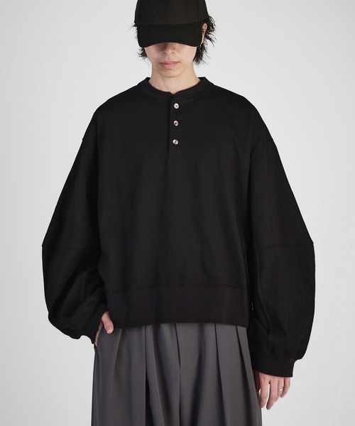 Lui's(ルイス)の「【Neucon】WIDE-SLEEVE HENLRY-NECK BIG TEE / ワイドスリーブヘンリーネックビッグロンT(Tシャツ/カットソー・メンズ・グレー/ブラック/ホワイト・2/1)」の20枚目の写真