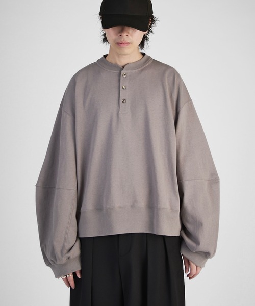 Lui's(ルイス)の「【Neucon】WIDE-SLEEVE HENLRY-NECK BIG TEE / ワイドスリーブヘンリーネックビッグロンT(Tシャツ/カットソー・メンズ・グレー/ブラック/ホワイト・2/1)」の8枚目の写真