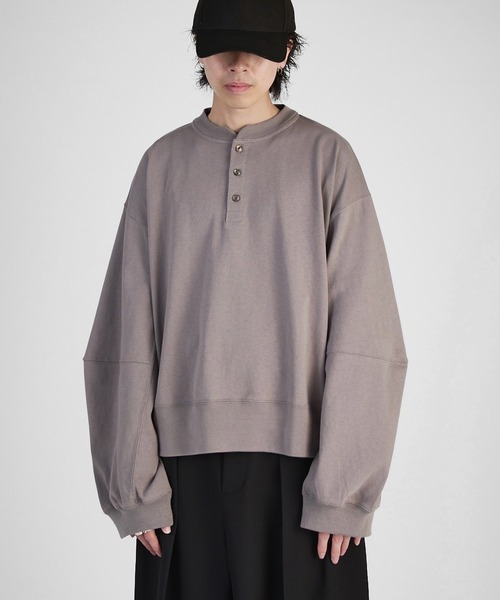 Lui's(ルイス)の「【Neucon】WIDE-SLEEVE HENLRY-NECK BIG TEE / ワイドスリーブヘンリーネックビッグロンT(Tシャツ/カットソー・メンズ・グレー/ブラック/ホワイト・2/1)」の9枚目の写真