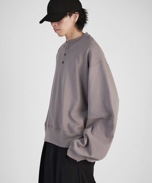 Lui's(ルイス)の「【Neucon】WIDE-SLEEVE HENLRY-NECK BIG TEE / ワイドスリーブヘンリーネックビッグロンT(Tシャツ/カットソー・メンズ・グレー/ブラック/ホワイト・2/1)」の11枚目の写真