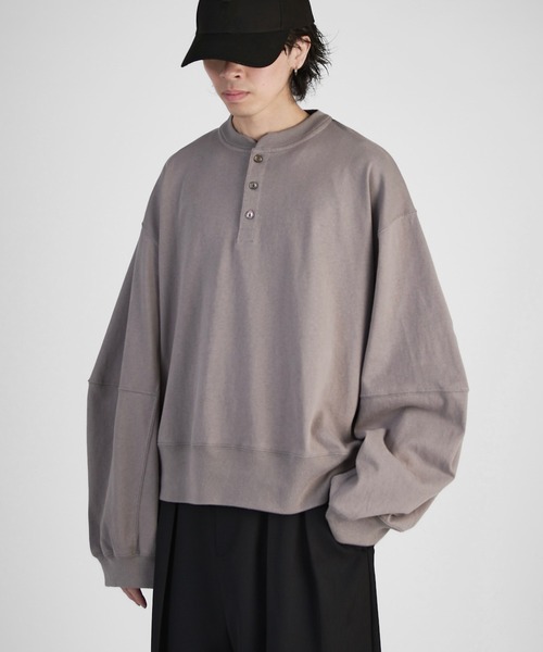Lui's(ルイス)の「【Neucon】WIDE-SLEEVE HENLRY-NECK BIG TEE / ワイドスリーブヘンリーネックビッグロンT(Tシャツ/カットソー・メンズ・グレー/ブラック/ホワイト・2/1)」の10枚目の写真