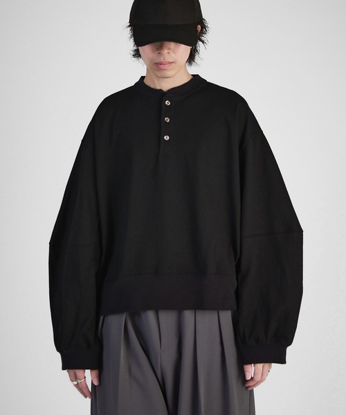 Lui's(ルイス)の「【Neucon】WIDE-SLEEVE HENLRY-NECK BIG TEE / ワイドスリーブヘンリーネックビッグロンT(Tシャツ/カットソー・メンズ・グレー/ブラック/ホワイト・2/1)」の4枚目の写真
