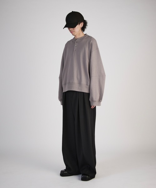 Lui's(ルイス)の「【Neucon】WIDE-SLEEVE HENLRY-NECK BIG TEE / ワイドスリーブヘンリーネックビッグロンT(Tシャツ/カットソー・メンズ・グレー/ブラック/ホワイト・2/1)」の16枚目の写真
