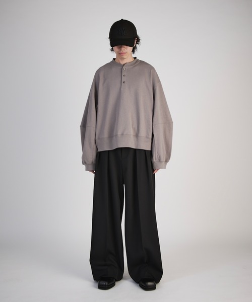 Lui's(ルイス)の「【Neucon】WIDE-SLEEVE HENLRY-NECK BIG TEE / ワイドスリーブヘンリーネックビッグロンT(Tシャツ/カットソー・メンズ・グレー/ブラック/ホワイト・2/1)」の15枚目の写真