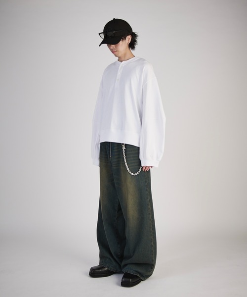 Lui's(ルイス)の「【Neucon】WIDE-SLEEVE HENLRY-NECK BIG TEE / ワイドスリーブヘンリーネックビッグロンT(Tシャツ/カットソー・メンズ・グレー/ブラック/ホワイト・2/1)」の6枚目の写真