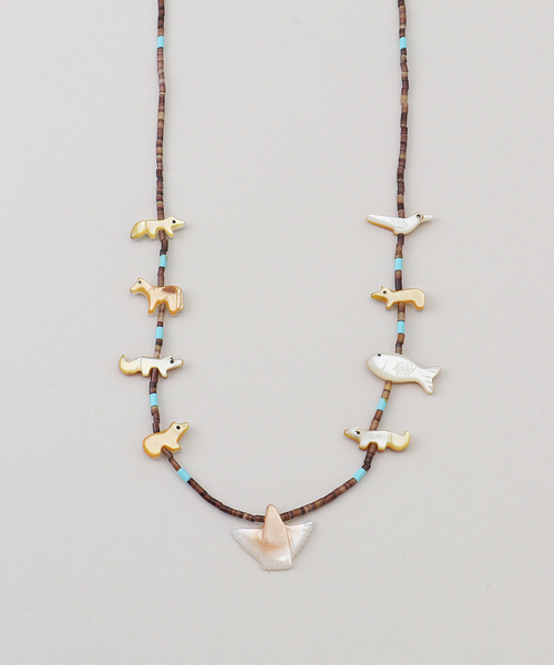 FRAMeWORK(フレームワーク)の「Harpo/アルポ フィティッシュ SHORT NECKLACE(ネックレス・レディース・ベージュ・FREE)」の1枚目の写真