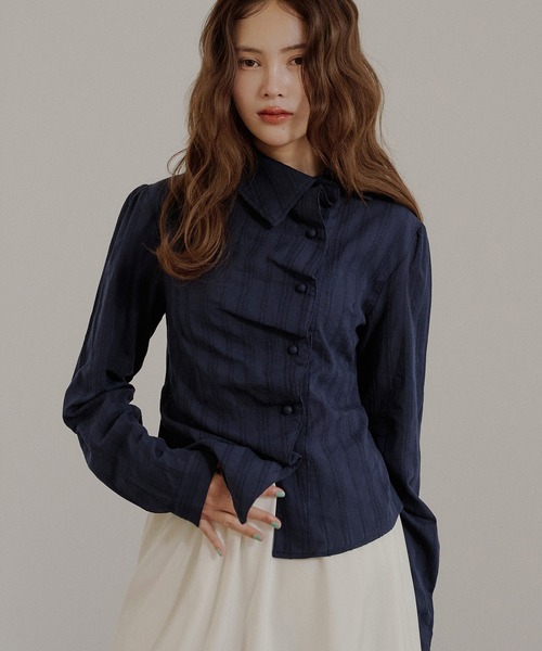 MUHET(ミュエータ)の「gather design shirt blouse / ギャザーデザインブラウス(シャツ/ブラウス・レディース・ネイビー/オフホワイト/ブラック・FREE)」の3枚目の写真