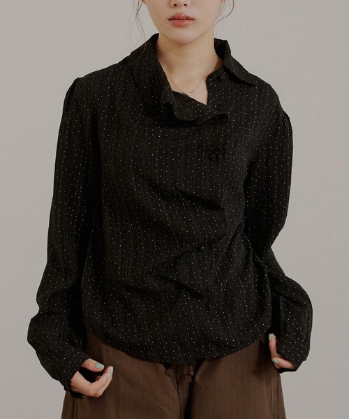 MUHET(ミュエータ)の「gather design shirt blouse / ギャザーデザインブラウス(シャツ/ブラウス・レディース・ネイビー/オフホワイト/ブラック・FREE)」の2枚目の写真