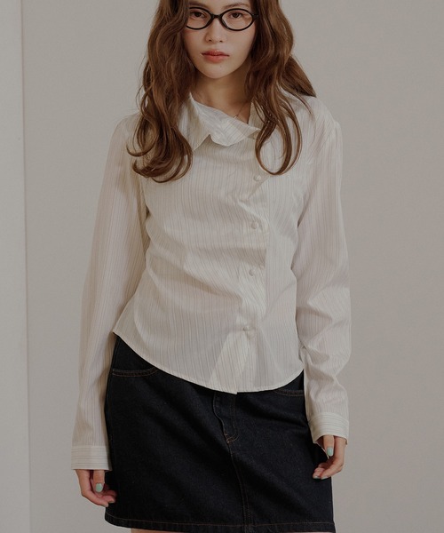 MUHET(ミュエータ)の「gather design shirt blouse / ギャザーデザインブラウス(シャツ/ブラウス・レディース・ネイビー/オフホワイト/ブラック・FREE)」の7枚目の写真