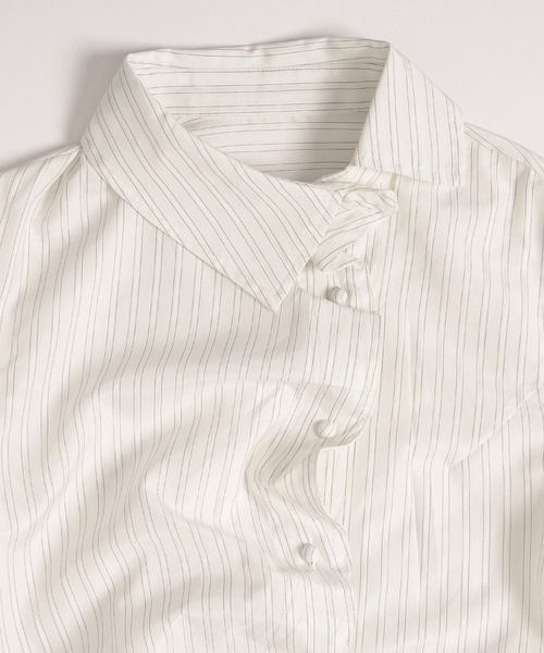 MUHET(ミュエータ)の「gather design shirt blouse / ギャザーデザインブラウス(シャツ/ブラウス・レディース・ネイビー/オフホワイト/ブラック・FREE)」の4枚目の写真
