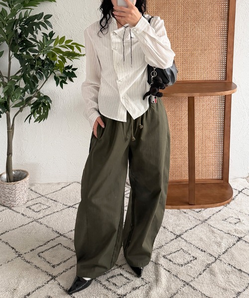 MUHET(ミュエータ)の「gather design shirt blouse / ギャザーデザインブラウス(シャツ/ブラウス・レディース・ネイビー/オフホワイト/ブラック・FREE)」の6枚目の写真