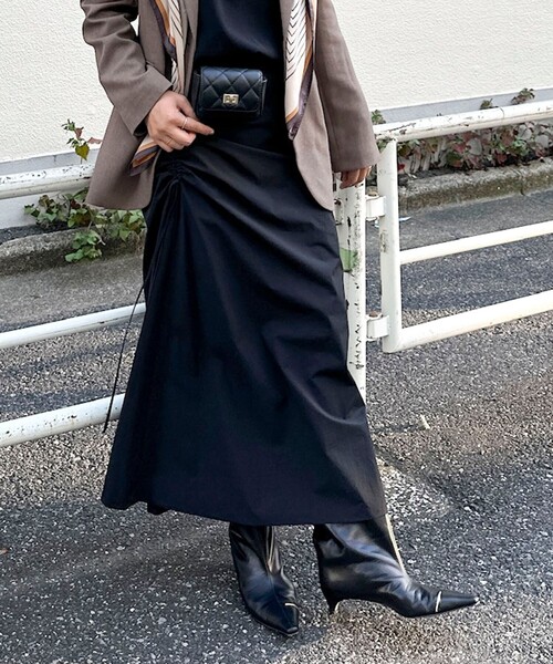 NOLLEY’S(ノーリーズ)の「《防シワ/2WAYストレッチ》ウォッシャブルサイドスピンドルアレンジスカート(スカート・レディース・ベージュ/ブラック・36/38)」の2枚目の写真