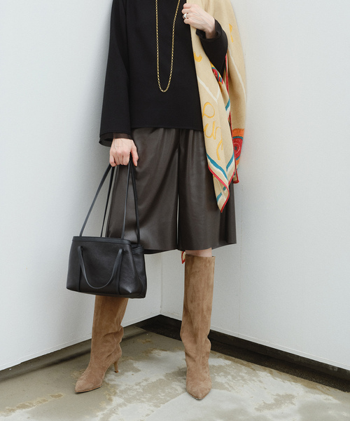 VERMEIL par iena(ヴェルメイユパーイエナ)の「Faux Leather イージーショーツ(その他パンツ・レディース・ブラウン/ブラック・36/38)」の2枚目の写真