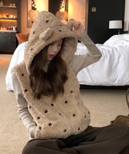 AVYL(アヴィル)の「もこもこボアフードベスト(ベスト・レディース・ブラウン・M)」の1枚目の写真
