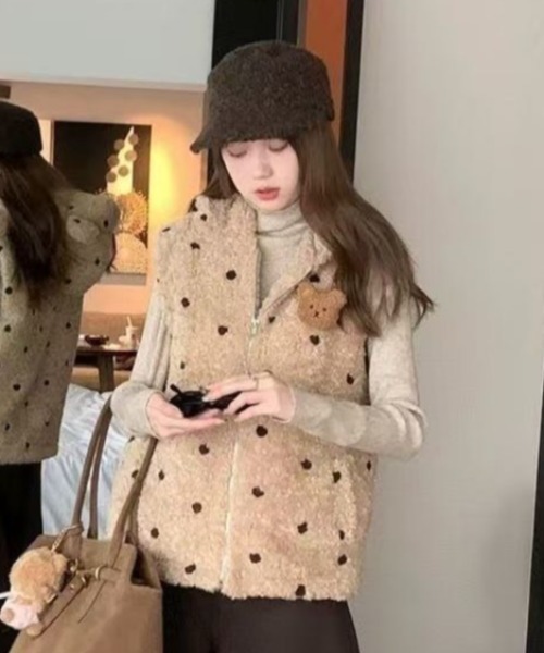 AVYL(アヴィル)の「もこもこボアフードベスト(ベスト・レディース・ブラウン・M)」の3枚目の写真