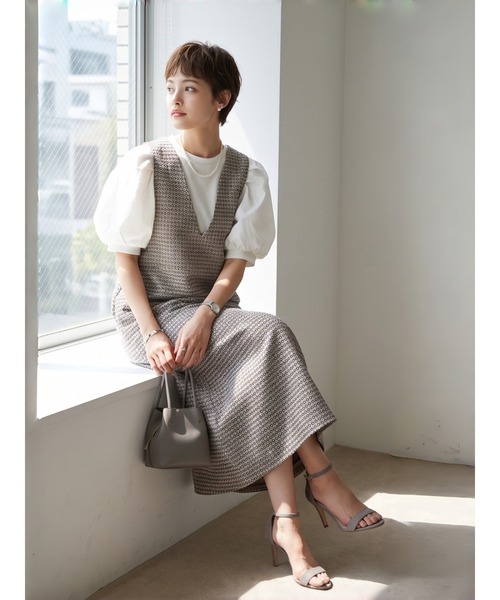 Sew loop（ソーループ）の「小紋柄風ジャカード織りVネックジャンパースカート（ジャンパースカート・レディース・グレー・M/L）」の2枚目の写真