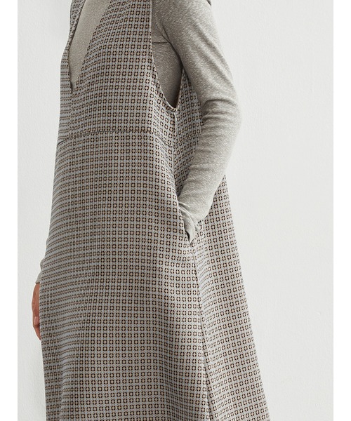 Sew loop（ソーループ）の「小紋柄風ジャカード織りVネックジャンパースカート（ジャンパースカート・レディース・グレー・M/L）」の5枚目の写真