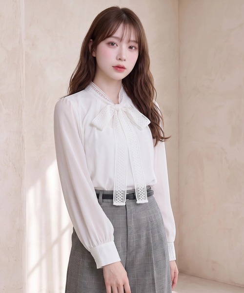 TRUDEA(トルディア)の「レースリボンタイ取り外し2WAYブラウス(長袖/オフィス/セレモニー)(ビジネスシャツ・レディース・ブラック/ホワイト/グレイッシュベージュ・LARGE/MEDIUM)」の1枚目の写真