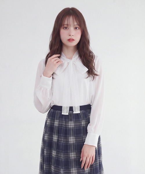 TRUDEA(トルディア)の「レースリボンタイ取り外し2WAYブラウス(長袖/オフィス/セレモニー)(ビジネスシャツ・レディース・ブラック/ホワイト/グレイッシュベージュ・LARGE/MEDIUM)」の5枚目の写真