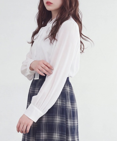 TRUDEA(トルディア)の「レースリボンタイ取り外し2WAYブラウス(長袖/オフィス/セレモニー)(ビジネスシャツ・レディース・ブラック/ホワイト/グレイッシュベージュ・LARGE/MEDIUM)」の7枚目の写真
