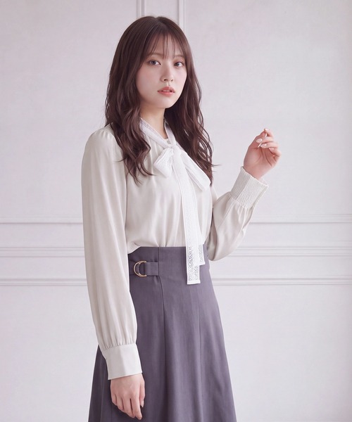 TRUDEA(トルディア)の「レースリボンタイ取り外し2WAYブラウス(長袖/オフィス/セレモニー)(ビジネスシャツ・レディース・ブラック/ホワイト/グレイッシュベージュ・LARGE/MEDIUM)」の10枚目の写真
