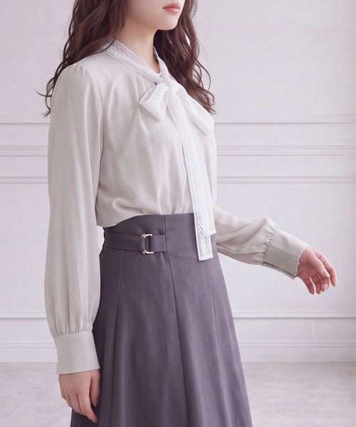 TRUDEA(トルディア)の「レースリボンタイ取り外し2WAYブラウス(長袖/オフィス/セレモニー)(ビジネスシャツ・レディース・ブラック/ホワイト/グレイッシュベージュ・LARGE/MEDIUM)」の11枚目の写真