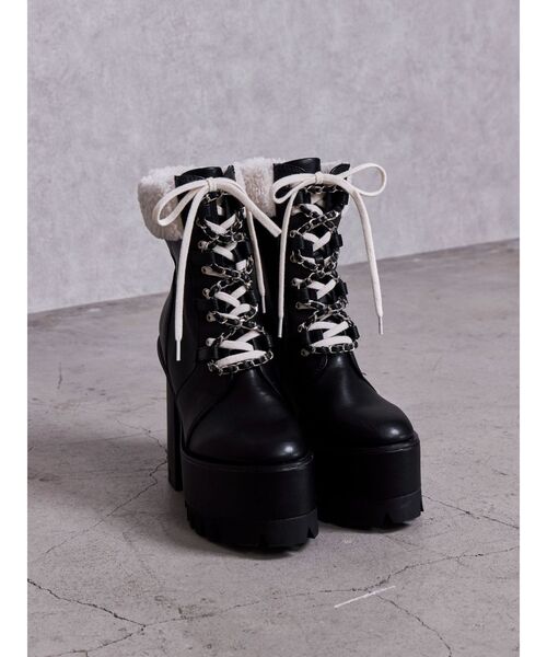 GYDA(ジェイダ)の「chainレースアップボアショートブーツ(ブーツ・レディース・ベージュ/ブラック・LARGE/MEDIUM/SMALL)」の1枚目の写真